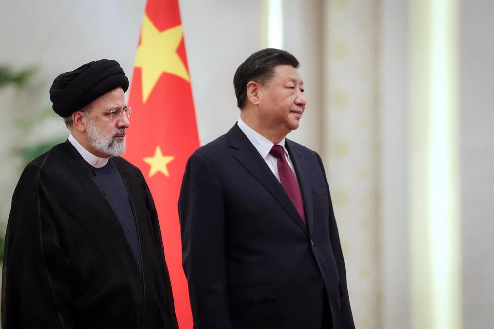 Les présidents Ebrahim Raisi d'Iran et Xi Jinping de Chine. Les