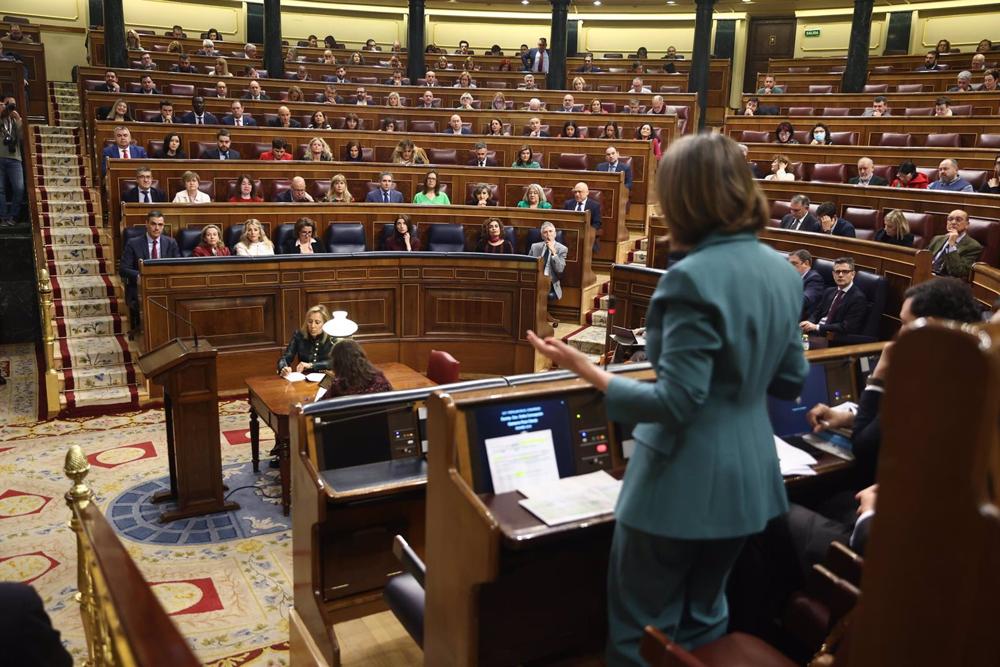 La portavoz del PP en el Congreso, Cuca Gamarra, interviene durante una sesión plenaria, en el Congreso de los Diputados, a 15 de febrero de 2023, en Madrid (España). La