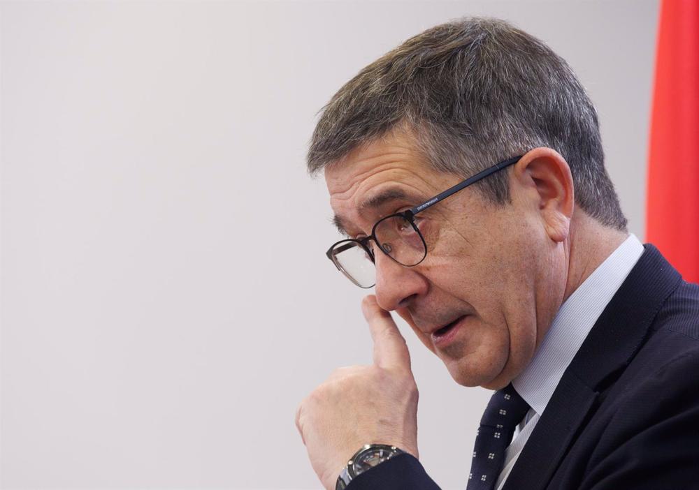 El portavoz del PSOE en el Congreso, Patxi López, durante una rueda de prensa posterior a la reunión de la Junta de Portavoces, en el Congreso de los Diputados, a 14 de febrero de 2023, en Madrid (España). El