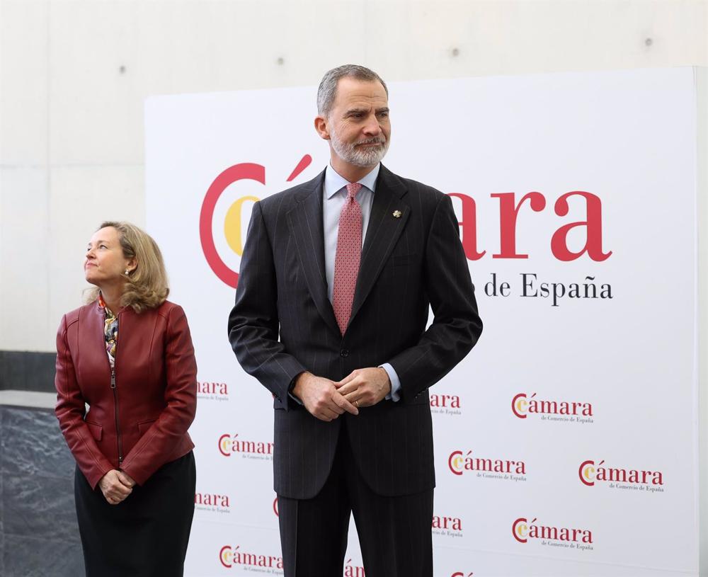 La vicepresidenta primera y ministra de Asuntos Económicos y Transformación Digital, Nadia Calviño, y el Rey Felipe VI a su llegada a la reunión del pleno extraordinario de la Cámara de Comercio, Industria, Servicios y Navegación de España La