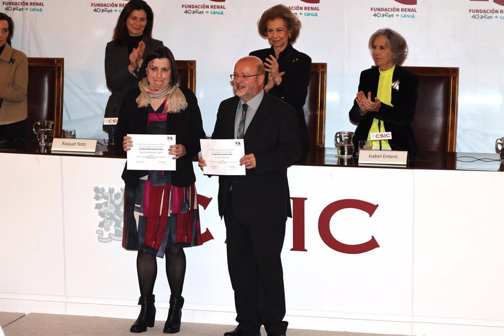 (I-D) La cardióloga Raquel Yotti, la Reina Sofía y la presidenta de la Fundación, Isabel Entero, la entrega de los premios de investigación de la Fundación Renal Íñigo Álvarez de Toledo celebrados en la sede CSIC, a 06 de febrero de 2023, en Madrid. (I-D)