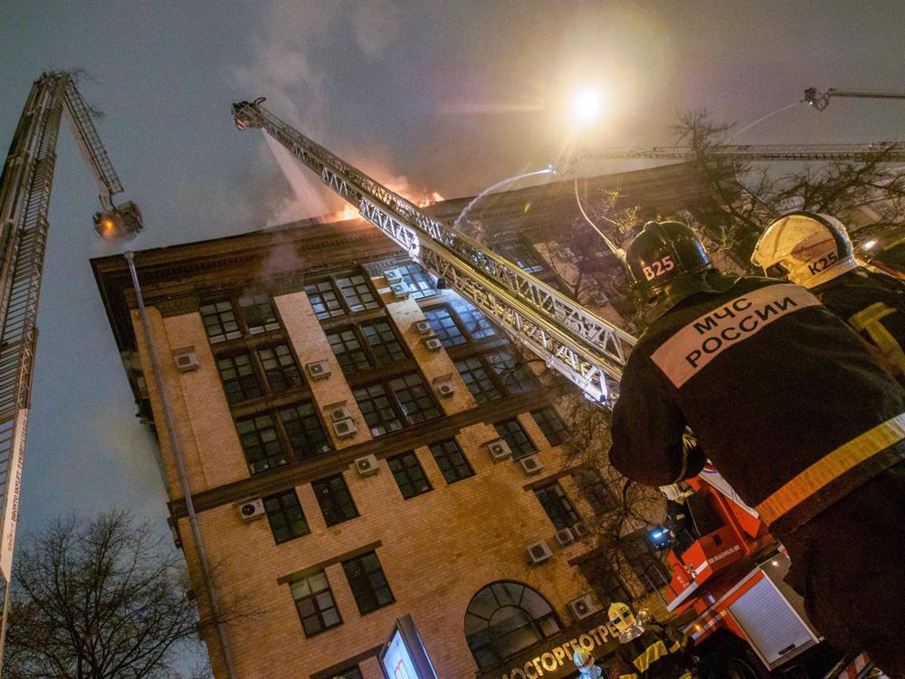 Datei - Feuerwehrleute in Moskau während eines Brandes im Jahr 2020 in einem Gebäude in der russischen Hauptstadt (Archiv). Datei