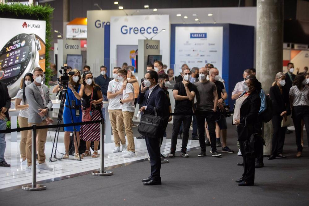 Archivo - Asistentes en las instalaciones de la XIV edición del Mobile World Congress (MWC 2021) en el recinto Gran Via de Fira de Barcelona, en L'Hospitalet de Llobregat, Barcelona, Catalunya (España). Archivo