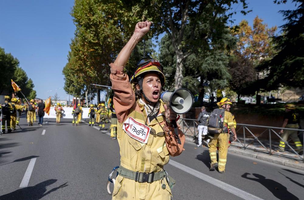 Archivo - Una brigada forestal (BRIF) protesta en una manifestación con el lema ‘Marea de Fuego’ para reclamar mejores derechos laborales de bomberos y brigadas forestales (BRIF), a 08 de Octubre de 2022, en Madrid (España). El sindicato de Comisiones de Archivo