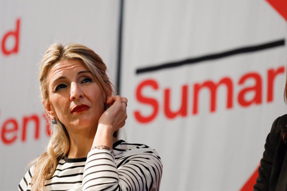 La vicepresidenta segunda del Gobierno y ministra de Trabajo y Economía Social, Yolanda Díaz, escucha durante un acto de Sumar, a 25 de febrero de 2023, en Murcia, Región de Murcia, (España). La