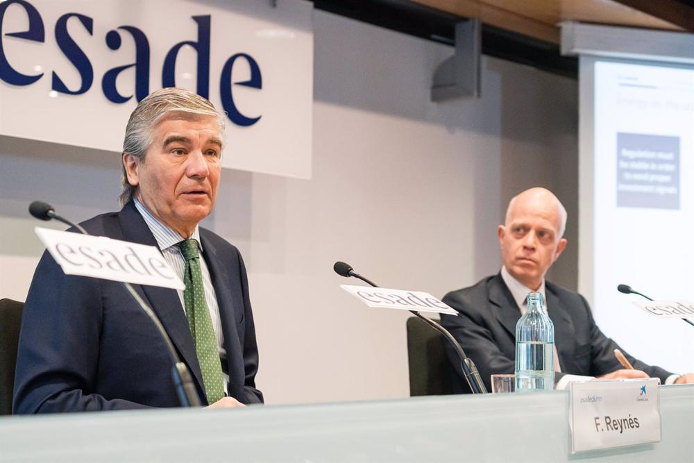 El presidente y CEO Naturgy, Francisco Reynés y el director de ESADE Madrid, Mario Lara, durante un encuentro donde analizan el sector energético español, en Esade Madrid, a 2 de marzo de 2023, en Madrid (España) El