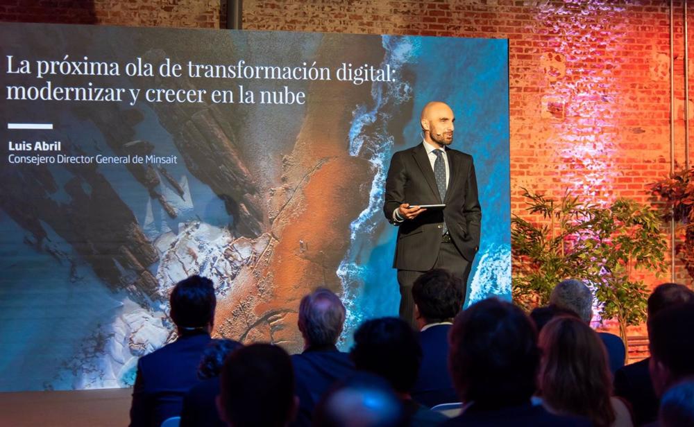 Archivo - El consejero ejecutivo de Indra y director general de Minsait, Luis Abril, presenta el informe Ascendant Madurez Digital 2022 'Modernizar y Crecer en la Nube' elaborado por Minsait Archivo