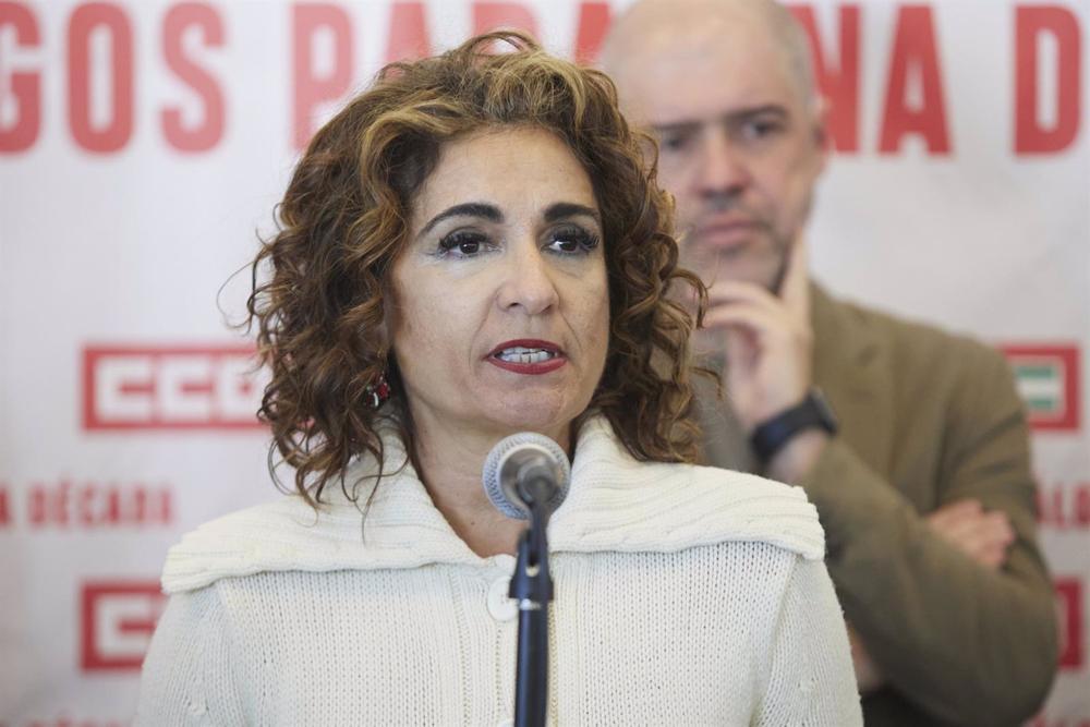 La ministra de Hacienda y Función Pública, María Jesús Montero, atiende a los medios de comunicación durante la inauguración el foro 'Diálogos para una década' de CCOO-A, a 2 de marzo de 2023 en Sevilla, (Andalucía, España). El sindicato CCCO de Andalucía La