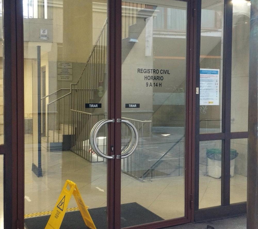 Puerta de entrada del Registro Civil de Valladolid. Puerta