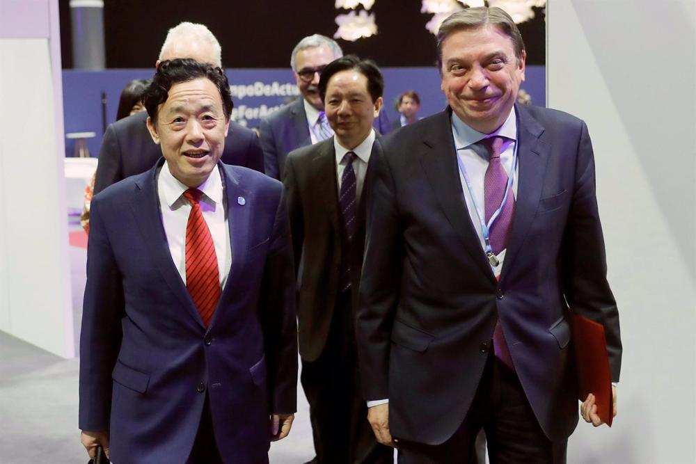 Archivo - El ministro de Agricultura, Luis Planas conversa con el director general de la FAO, Qu Donguy , durante un encuentro dentro de la Cumbre del Clima COP25 Archivo
