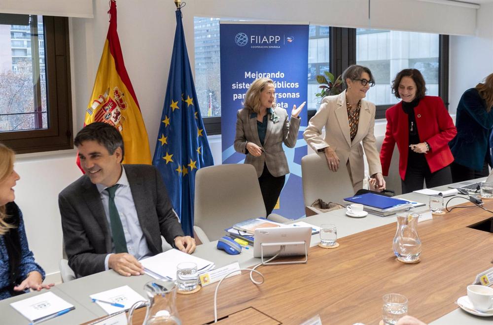 Archivo - La vicepresidenta primera y ministra de Asuntos Económicos y Transformación Digital, Nadia Calviño (c), a su llegada a la reunión del Patronato de la Fundación Internacional y para Iberoamérica de Administración y Políticas Públicas (FIIAPP), Archivo