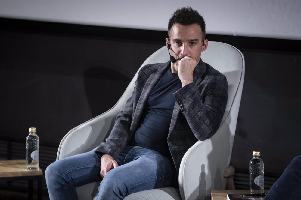 El director de cine Alejandro Amenábar durante la presentación del libro 'Amenábar. El valor de contar historias' de Pau Gómez, en la Academia de Cine, a 2 de marzo de 2023, en Madrid (España). El