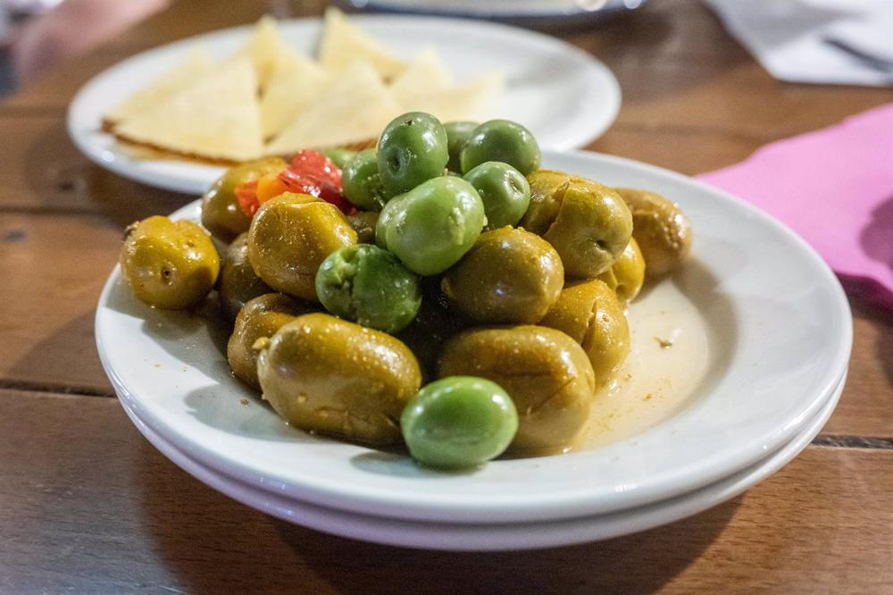 Archivo - Una tapa de aceitunas en Sevilla Archivo