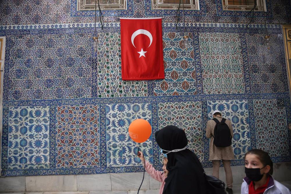 Archivo - Un hombre reza en el distrito de Eyup, en Estambul. Archivo