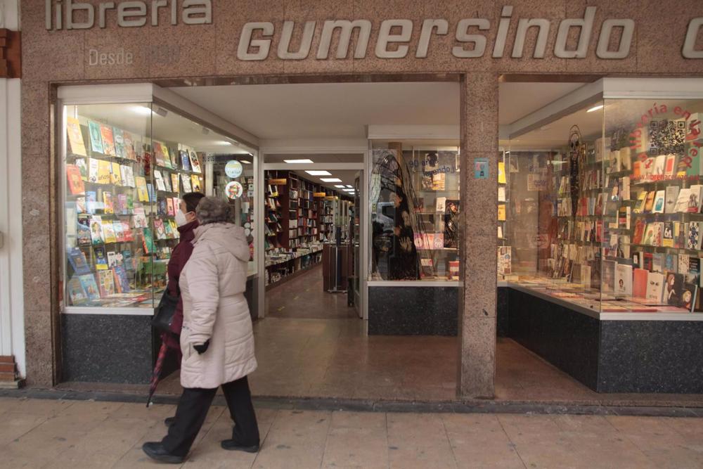 Archivo - Una persona pasa por delante de una librería, en Logroño, La Rioja, (España), a 22 de febrero de 2021. Archivo