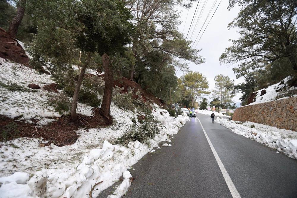 Una carretera nevada, a 2 de marzo de 2023, en Lluc, Mallorca, Baleares (España). Una