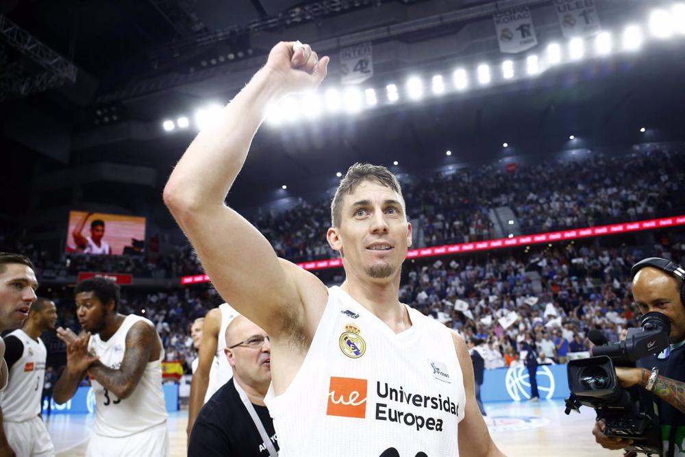 Archivo - Jaycee Carroll levanta el puño a la grada del WiZink Center Archivo
