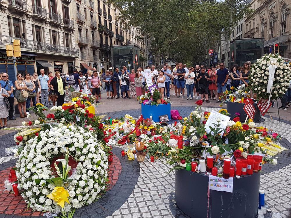 Archivo - Ofrendas florales en La Rambla por el primer aniversario de los atentados del 17A Archivo