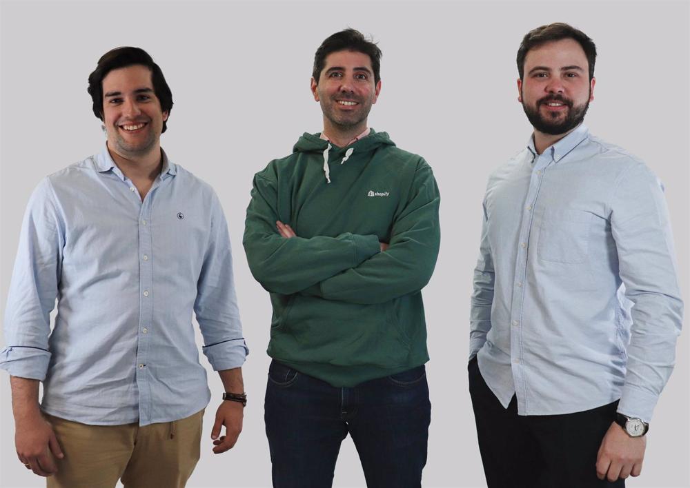 El socio de Auren, Pablo Martín, el director general de Shopify en España, Gonzalo Torres; y el socio de Auren, Carlos Calvo El