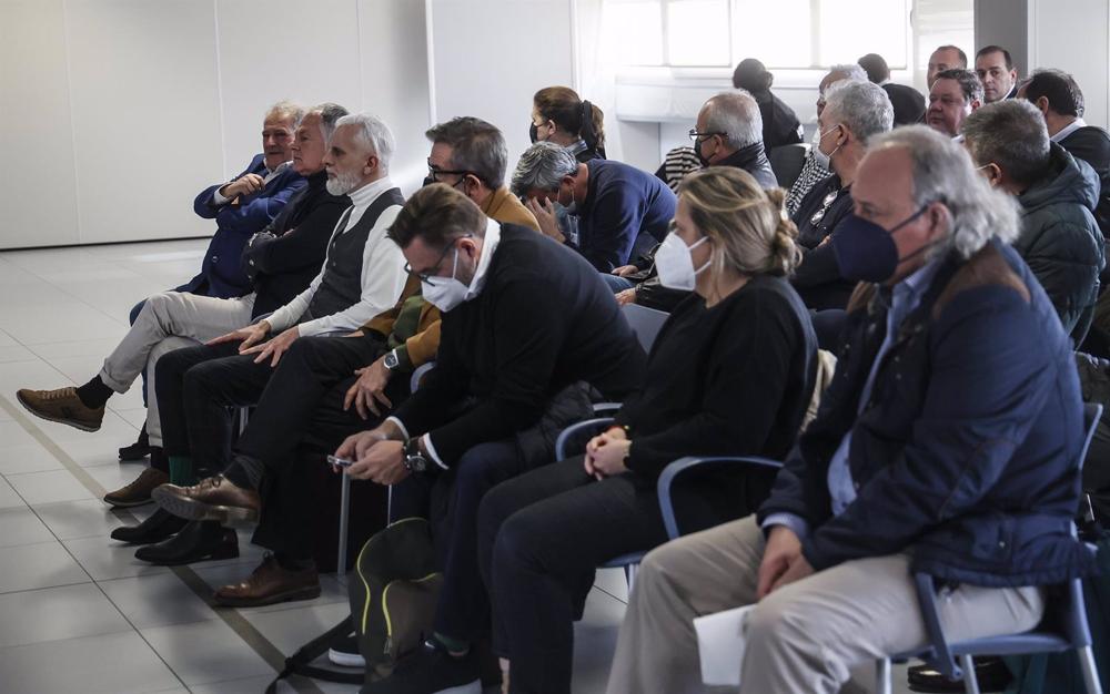 Archivo - El expresidente de la Diputación y del PP de la provincia de Valencia Alfonso Rus (1i), y el exgerente de la empresa pública Imelsa, Marcos Benavent (3i), durante el juicio de Imelsa Archivo