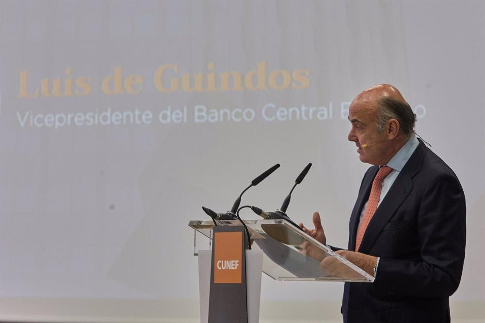 El vicepresidente del Banco Central Europeo (BCE), Luis de Guindos, interviene en un acto en el Colegio Universitario de Estudios Financieros (CUNEF) de Madrid, a 3 de marzo de 2023, en Madrid (España). La jornada de hoy está marcada por la publicación de El