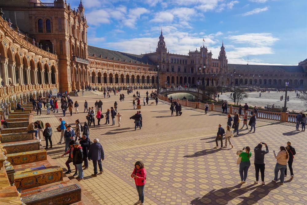 Archivo - Turistas recorriendo y admirando la Plaza de España a 03 de enero del 2023 en Sevilla (Andalucía, España) Aprovechando los últimos días festivos de navidad miles de turistas visitan uno de los lugares más emblemáticos de la ciudad, la Plaza de E Archivo