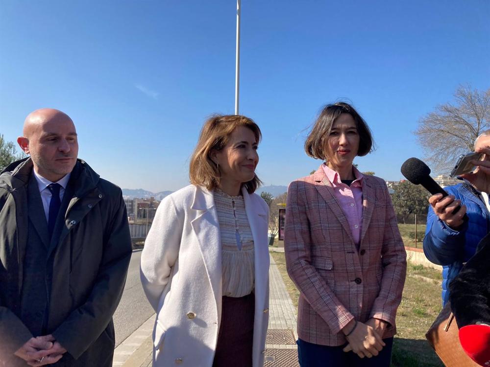 La ministra de Transportes, Movilidad y Agenda Urbana, Raquel Sánchez, y la alcaldesa de Santa Coloma de Gramenet, Núria Parlón. La