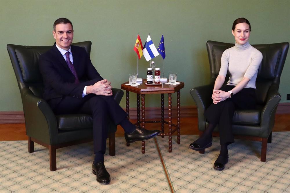 El presidente del Gobierno, Pedro Sánchez, y la primera ministra de Finlandia, Sanna Marin, reunidos en Helskinsi El