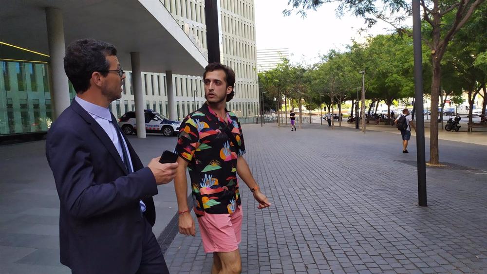 Archivo - A la derecha, el hombre acusado de amenazar y acosar a la artista Paula Bonet, V.G. El 1 de julio de 2022. Archivo