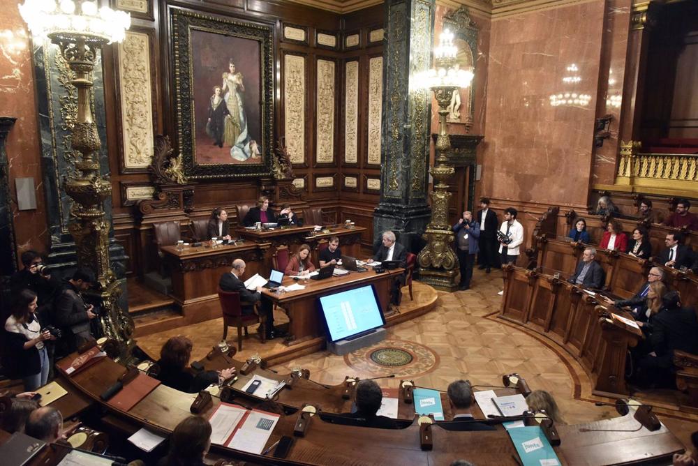 La alcaldesa de Barcelona, Ada Colau, interviene durante una sesión plenaria en el Ayuntamiento de Barcelona, a 24 de febrero de 2023, en Barcelona, Catalunya (España). El Gobierno de Barcelona recibe hoy reprobaciones de ERC, Junts y PP que buscarán La