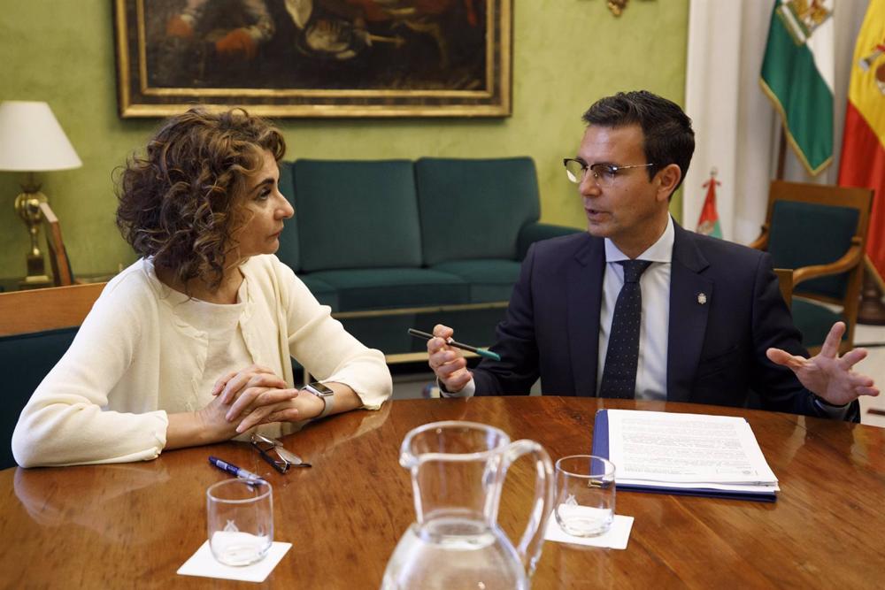 La ministra de Hacienda y Función Pública, María Jesús Montero (i) junto al alcalde de Granada, Francisco Cuenca (d), en el Ayuntamiento de Granada La