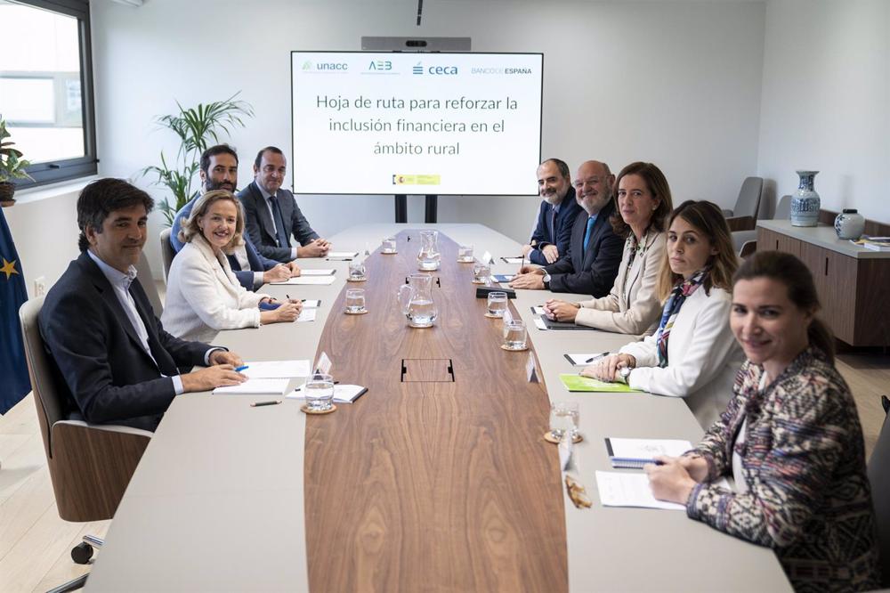 Archivo - La vicepresidenta primera y ministra de Asuntos Económicos y Transformación Digital, Nadia Calviño (2i); el director general de CECA, José María Méndez (4d); la presidenta de AEB, Alejandra Kindelán (3d), y la secretaria general de Unacc, Cristi Archivo