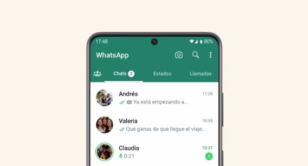 Página principal de WhatsApp con un contacto rodeado en color verde con la actualización de estado Página