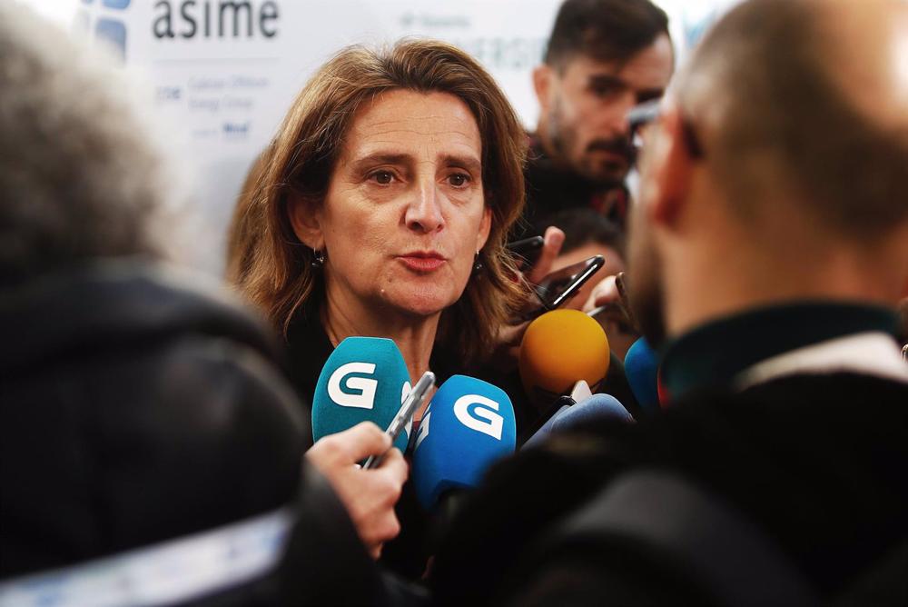 La vicepresidenta tercera del Gobierno de España y ministra para la Transición Ecológica y el Reto Demográfico, Teresa Ribera, atiende a los medios durante el VI congreso GOinterHUB, en el CIS Galicia, A Cabana-Ferrol, a 3 de marzo de 2023, en Ferrol, A C La