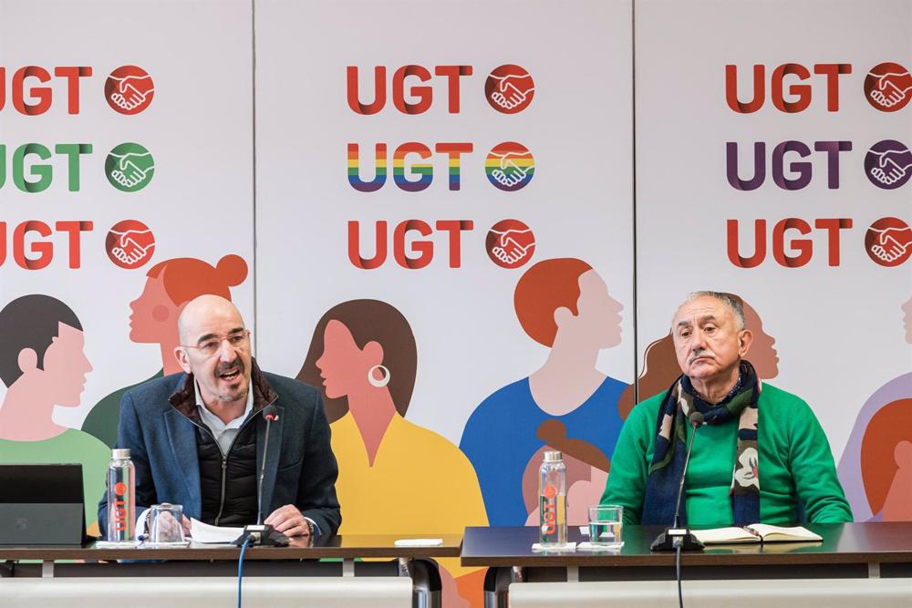 El secretario general y el vicesecretario general de Política de UGT, Pepe Álvarez (d), y el vicesecretario general de Política Sindical, Fernando Luján (i), ofrecen una rueda de prensa, en la sede del sindicato, a 3 de marzo de 2023, en Madrid (España). El