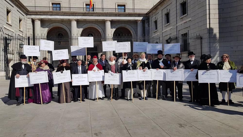 Teruel Existe Ha Impulsado Este Viernes Una Recreación Histórica Frente Al Ministerio De Transición Ecológica Y Reto Demográfico, Donde Ha Registrado La Solicitud Para Que El Teruel