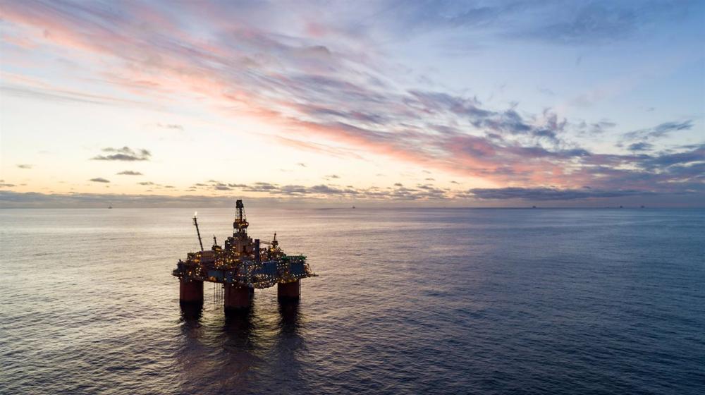 Archivo - Equinor's Storre, plataforma petrolera en el Mar de Noruega, con otras plataformas petroleras visibles en el horizonte Archivo