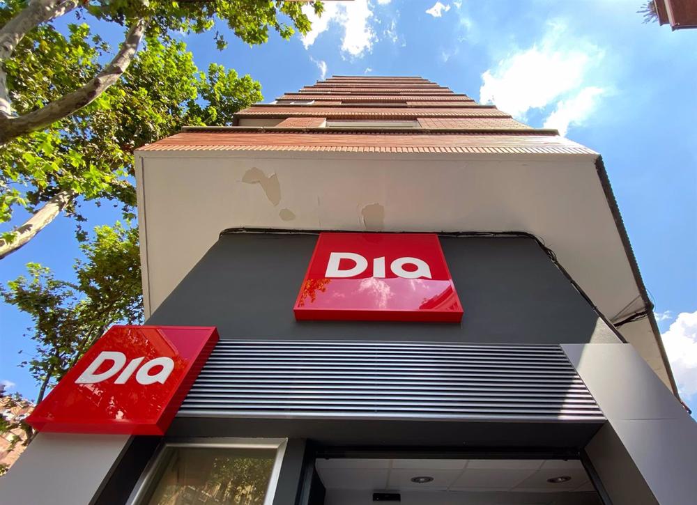 Archivo - La entrada de un supermercado Dia Archivo