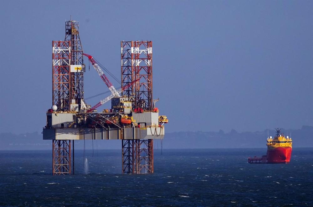 Archivo - 08 February 2019, England, Poole: A genera view of the ENSCO-72 drilling rig in Poole Bay, off the coast of Dorset, where it is sinking an appraisal well on behalf of Corallian Energy to assess the potential reserves of oil in the 'Colter prospe Archivo