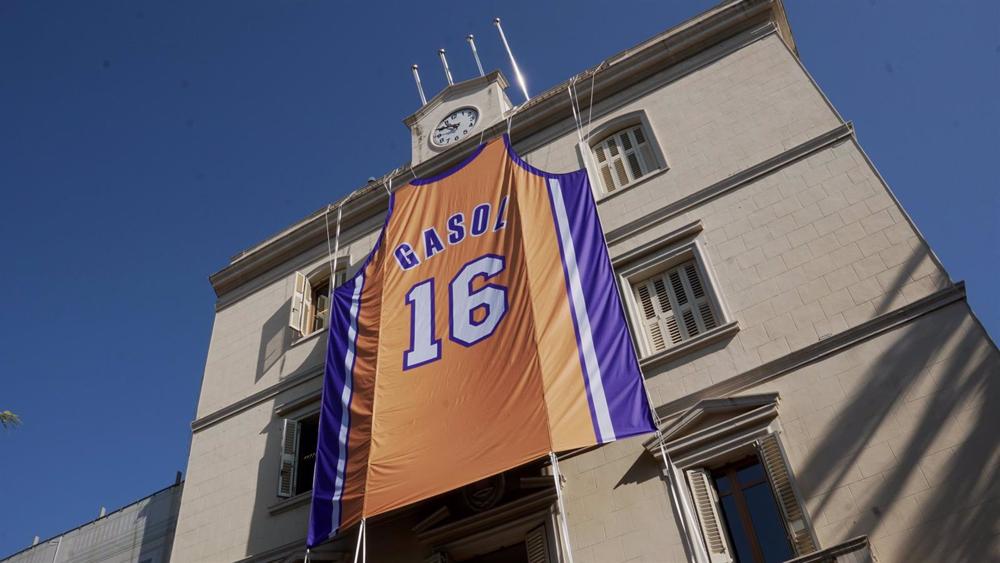 Camiseta gigante de Pau Gasol de Los Angeles Lakers en la fachada del Ayuntamiento de Sant Boi de Llobregat Camiseta