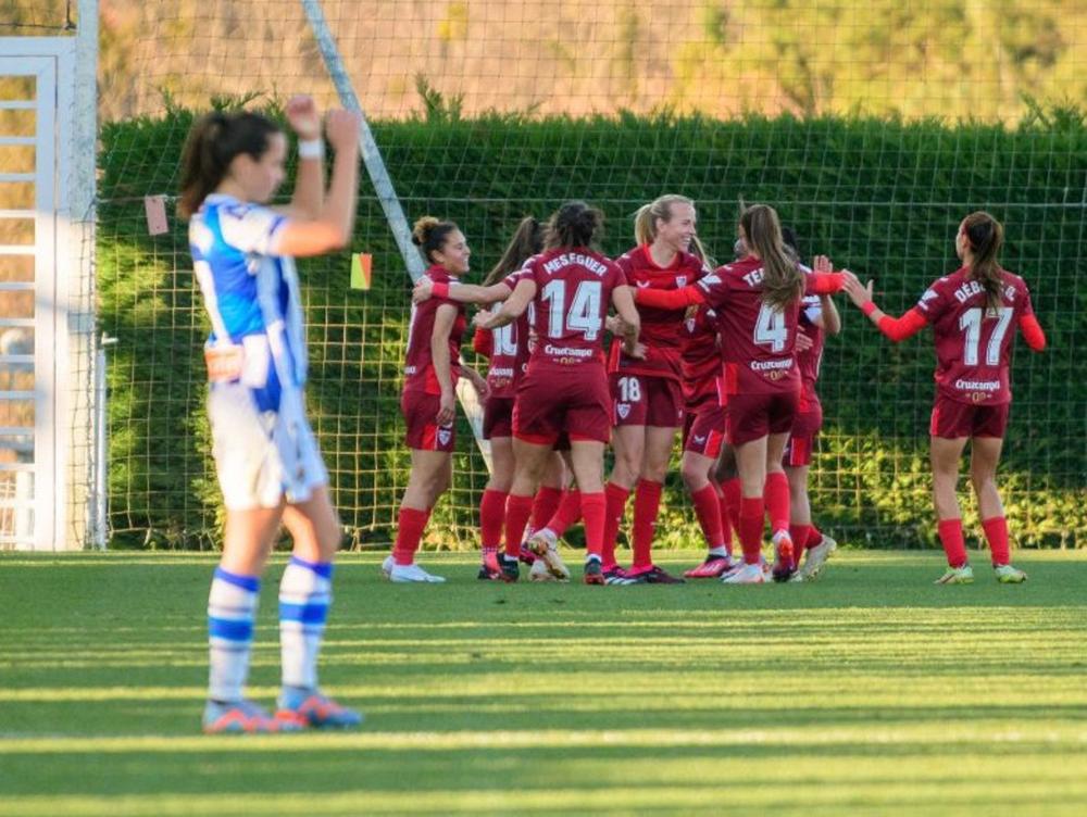 Las jugadoras del Sevilla celebran uno de sus goles ante la Real Sociedad en la Finetwork Liga F 2022-2023 Las