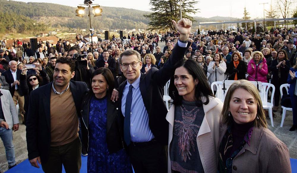 El presidente del Partido Popular, Albero Núñez Feijóo (3i), y la alcaldesa de Mos, Nidia Arévalo (2i), durante su presentación como candidata del PP a las próximas elecciones de Mos, a 3 de marzo de 2023, en Mos, Pontevedra, Galicia (España). El