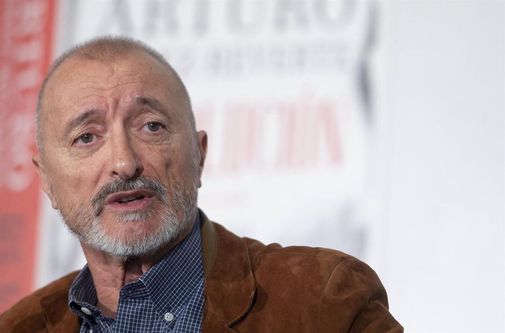 Archivo - El escritor Arturo Pérez-Reverte interviene durante la presentación de su libro ‘Revolución’, en The Westin Palace, a 3 de octubre de 2022, en Madrid (España). Archivo