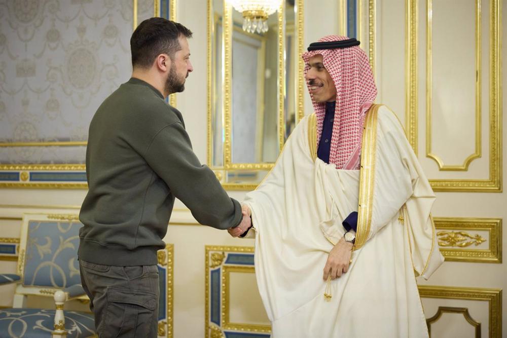 Archivo - El presidente de Ucrania, Volodimir Zelenski, con el ministro de Exteriores de Arabia Saudí, Faisal bin Farhan Al-Saud Archivo