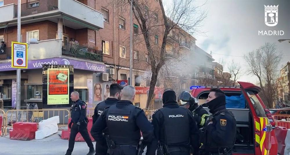 Una fallecida, siete rescates y once atendidos en el incendio de una vivienda en Ciudad Lineal Una