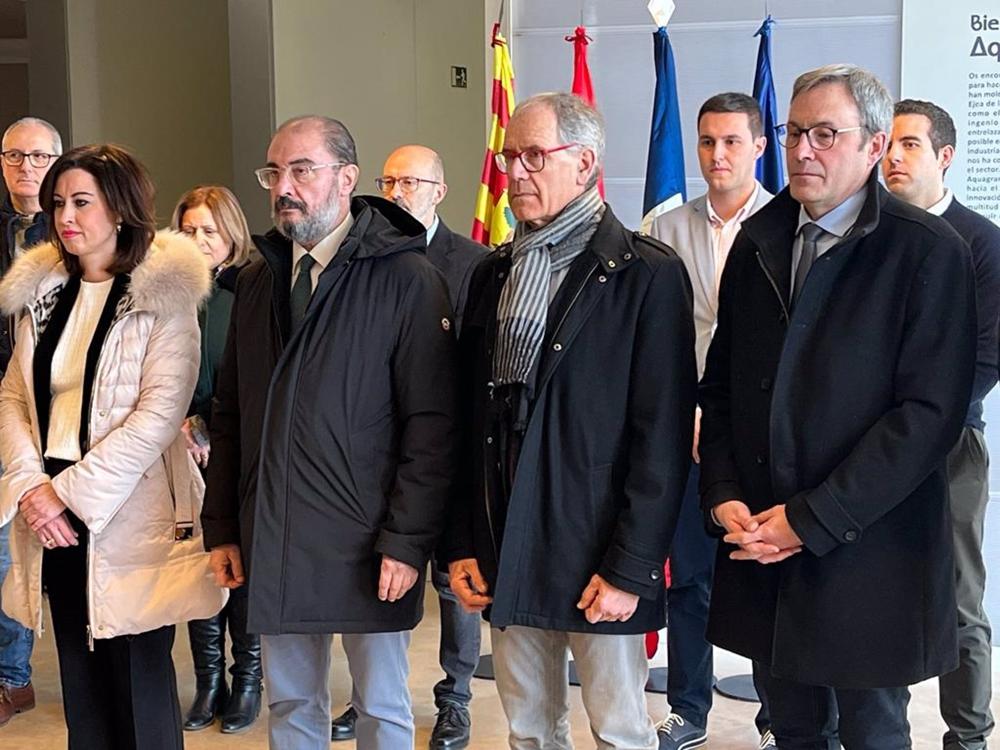 El presidente del Gobierno de Aragón, Javier Lambán, durante un minuto de silencio este sábado en Ejea de los Caballeros. El