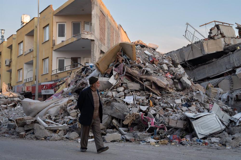 Una persona camina entre los escombros de los edificios derribados por el terremoto, a 23 de febrero de 2023, en Iskenderun, Turquía (España). Una