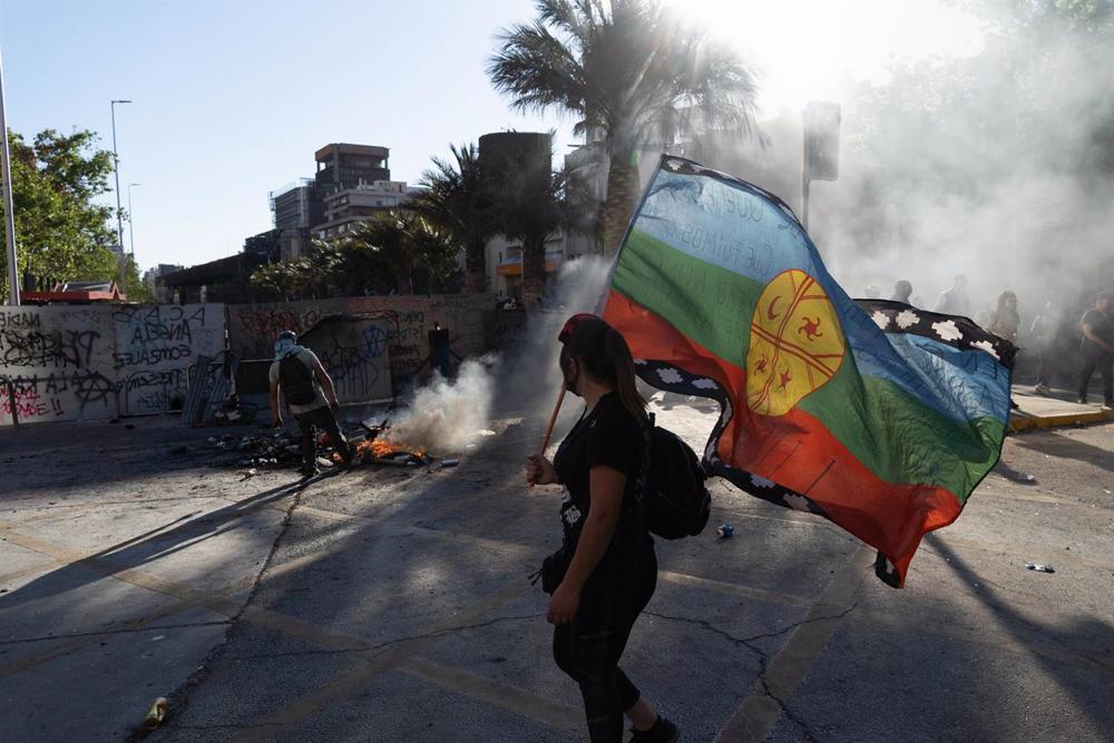 Archivo - Bandera mapuche en Santiago de Chile Archivo