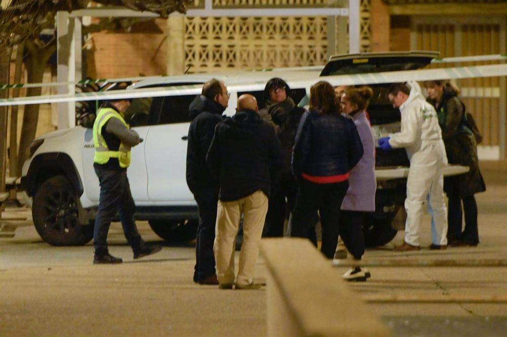 Guardias civiles frente al portal del edificio de la mujer asesinada Guardias