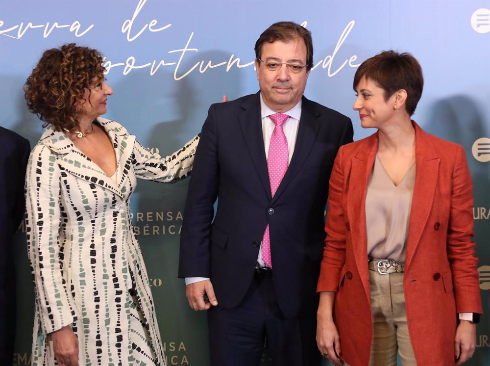 Archivo - (I-D) La ministra de Hacienda y Función Pública, María Jesús Montero; el presidente de la Junta de Extremadura, Guillermo Fernández Vara, y la ministra de Política Territorial y la portavoz del Gobierno, Isabel Rodríguez, posan a su llegada a un Archivo